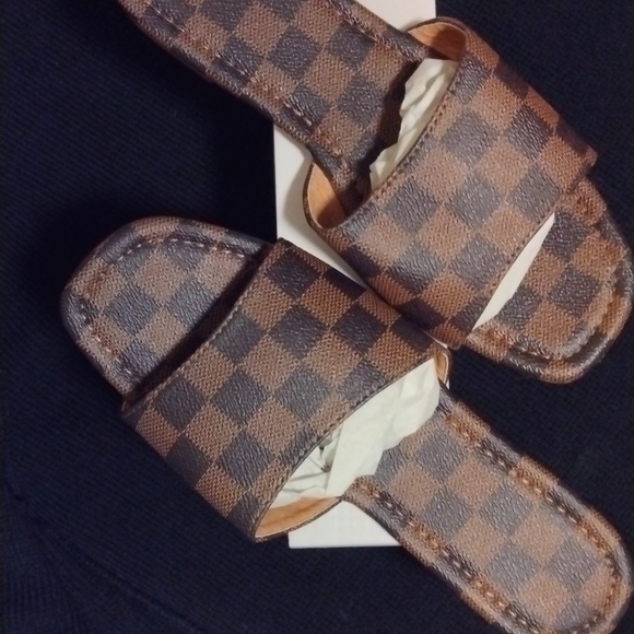 NEW!!! SUPER cute checkered flat in Brown, Various - Picture 2 of 4